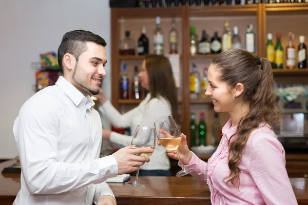 Pareja joven con vino en el bar —  Fotos de Stock
