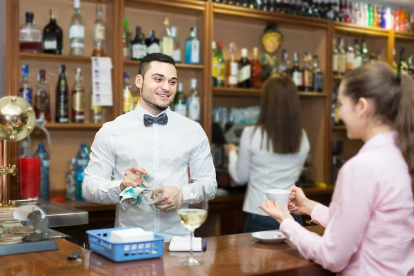 Ragazza flirtare con barman al bancone — Foto Stock