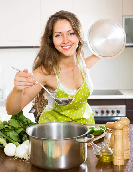 Frau kocht Suppe in Küche — Stockfoto