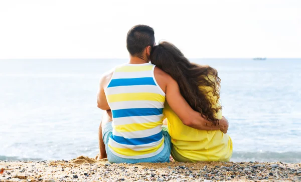 Coppia avendo appuntamento romantico sulla spiaggia — Foto Stock