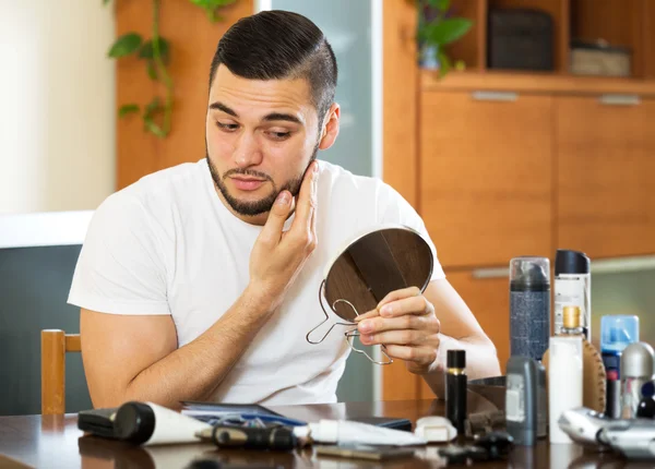 Man upptäcker sin första rynkor — Stockfoto