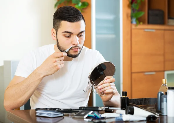 Mann rasiert sich mit Elektrorasierer — Stockfoto