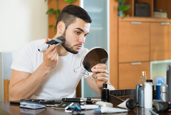 Guy  shaving beard with trimmer — Stock Photo, Image