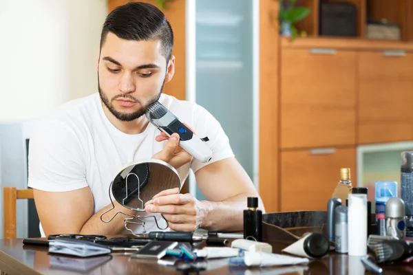 Guy shaving by electric shaver — Stock Photo, Image