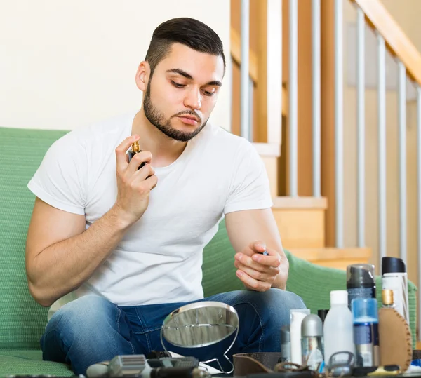 Man met behulp van parfum — Stockfoto