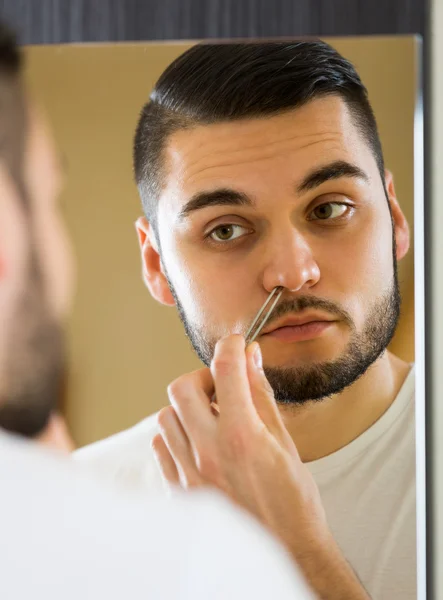 Macho quitar el pelo de su nariz — Foto de Stock