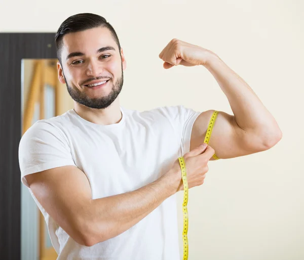 Cara verificando resultados de fitness — Fotografia de Stock