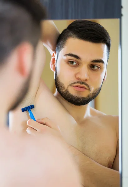 Νεαρός άντρας ξύρισμα μασχάλη — Φωτογραφία Αρχείου
