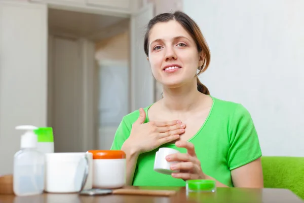 Vrouw zorg voor haar lichaam — Stockfoto