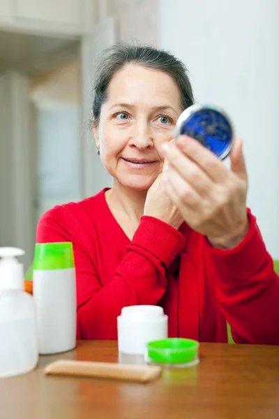 Volwassen vrouw staart aan gezicht rhytid — Stockfoto