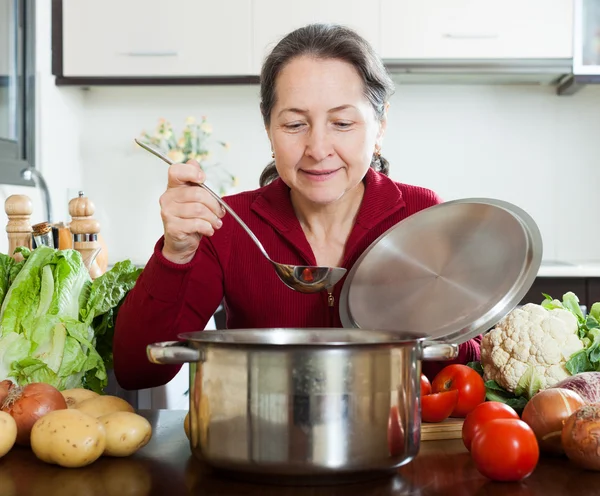 Vrouw soep koken — Stockfoto