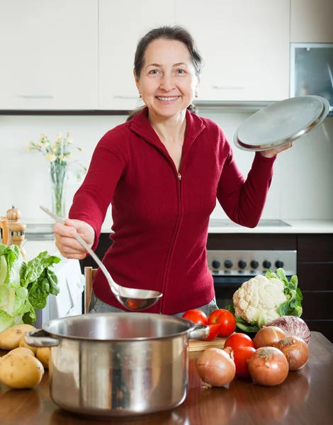 Vrouw soep koken — Stockfoto