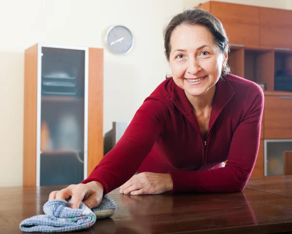 Mujer limpiando la mesa — Foto de Stock