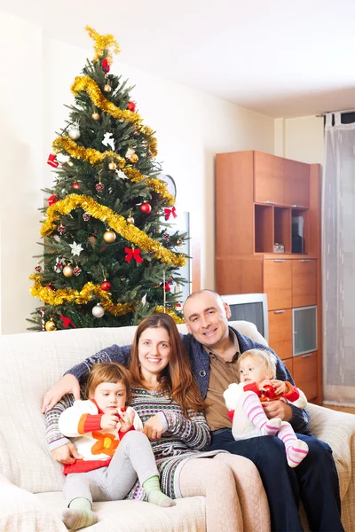 Family on sofa at christmas — Stock Photo, Image