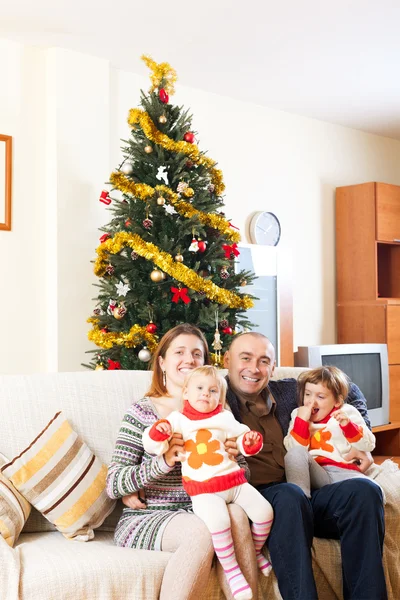 Family on sofa at christmas — Stock Photo, Image