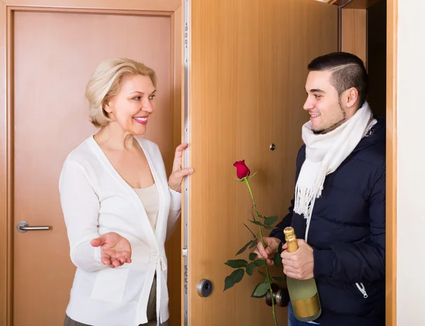 Woman meeting young boyfriend — Stock Photo, Image