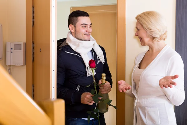 Frau trifft jungen Freund — Stockfoto