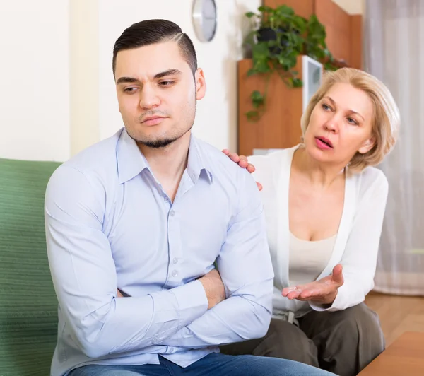 Woman explaining something to man — Stock Photo, Image