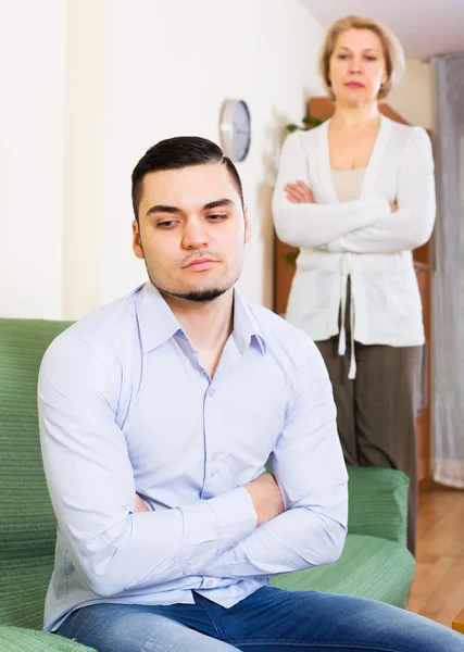 Conflict van leeftijd vrouw en jonge kerel — Stockfoto