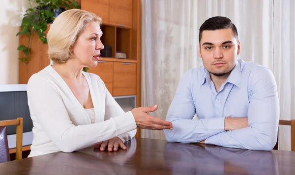 Mulher explicando algo ao homem — Fotografia de Stock