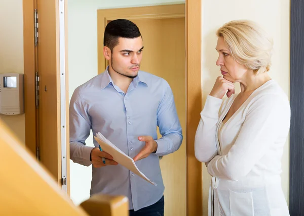 Sammler, um die Rückstände zu bekommen — Stockfoto