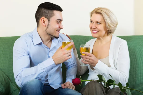 Mulher com cara bebendo vinho — Fotografia de Stock