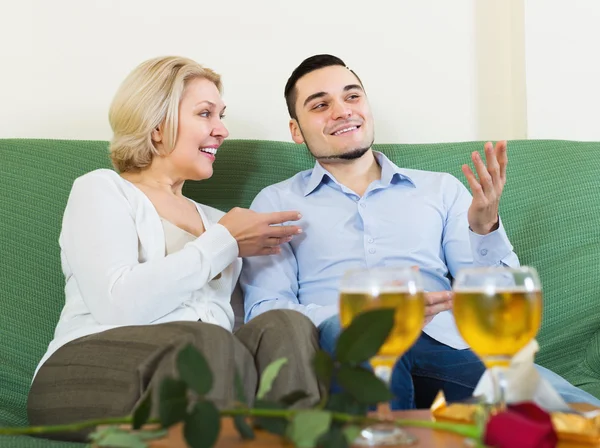 Mulher conversando com o jovem namorado — Fotografia de Stock