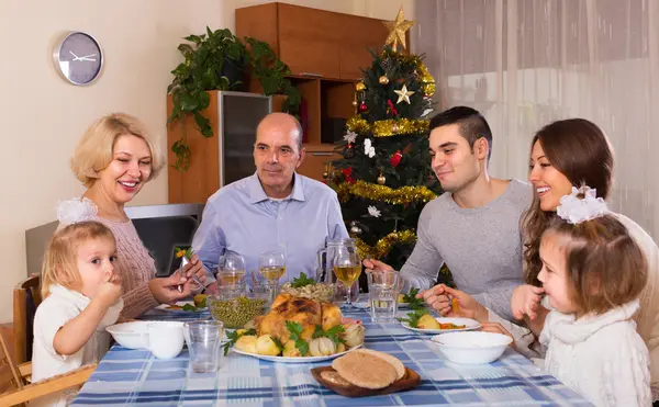 Szczęśliwa rodzina na świąteczny stół — Zdjęcie stockowe