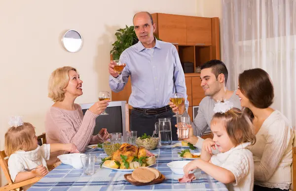 Família na mesa de jantar — Fotografia de Stock