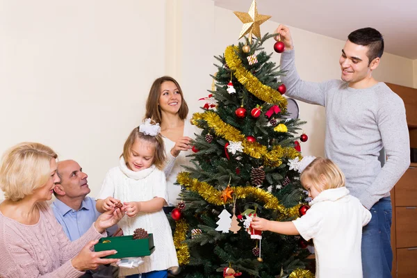 飾られたクリスマス ツリーを家族 — ストック写真