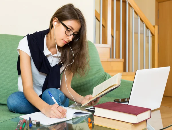 Muchacha joven usando el ordenador portátil en casa — Foto de Stock