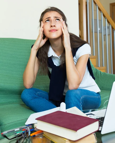 Teenager macht Hausaufgaben — Stockfoto