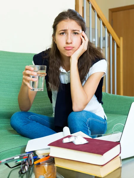 Deprimido estudante universitário feminino — Fotografia de Stock