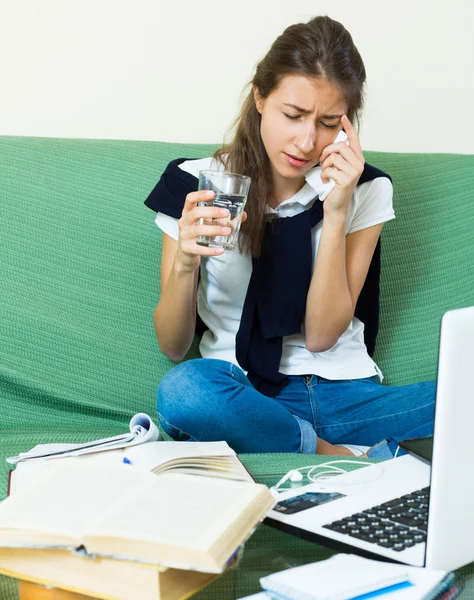 Teenager macht Hausaufgaben — Stockfoto