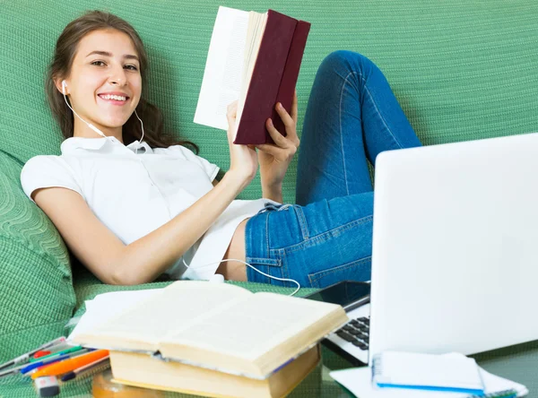 Muchacha joven usando el ordenador portátil en casa — Foto de Stock