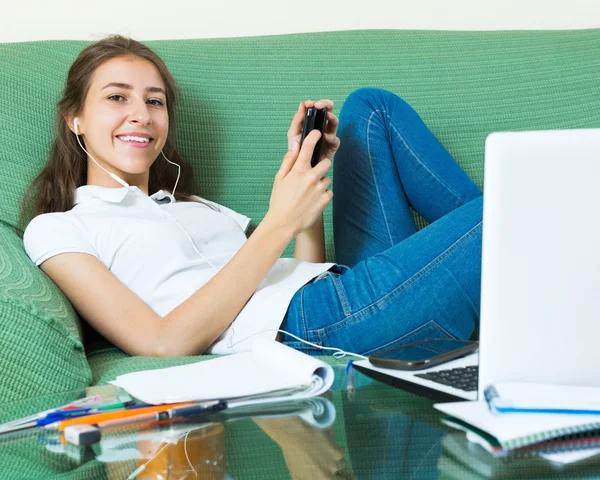 Adolescente menina fazendo lição de casa — Fotografia de Stock