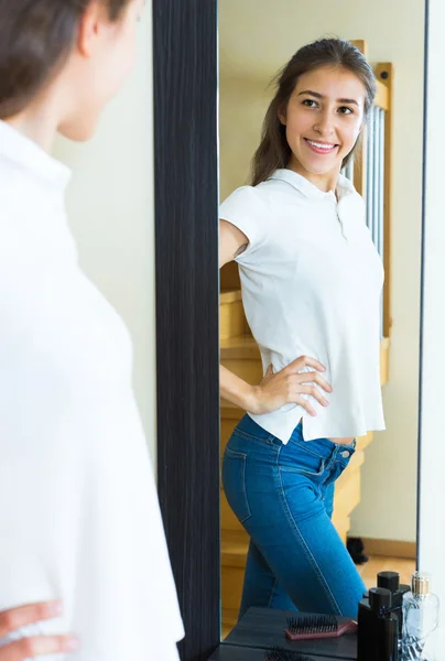 Jeune fille essayant sur un t-shirt — Photo