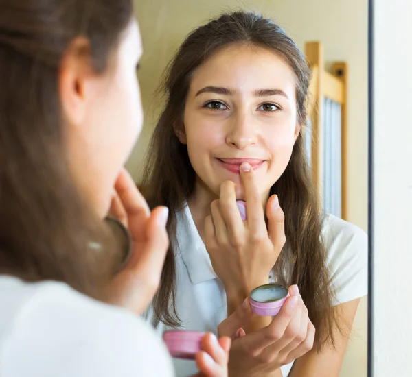 Tiener lippenstift toepassen — Stockfoto