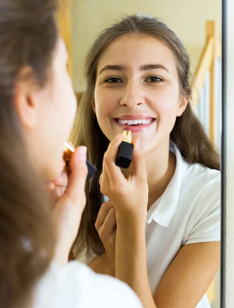 Gadis muda mengagumi di cermin — Stok Foto