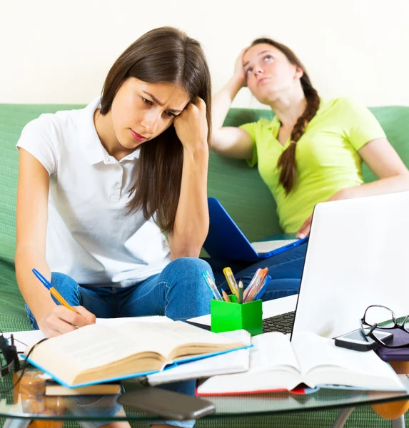 Twee melancholische vrouwelijke studenten — Stockfoto