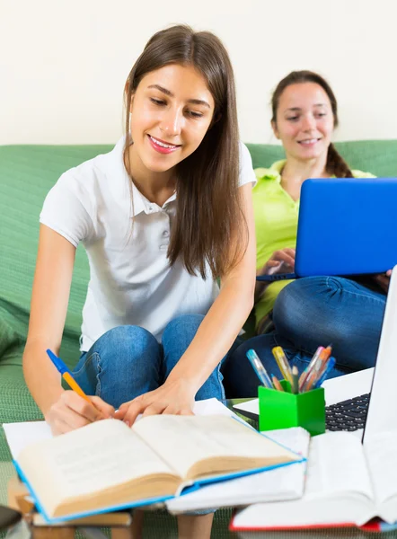 Två kvinnliga studenter som studerar hemma — Stockfoto