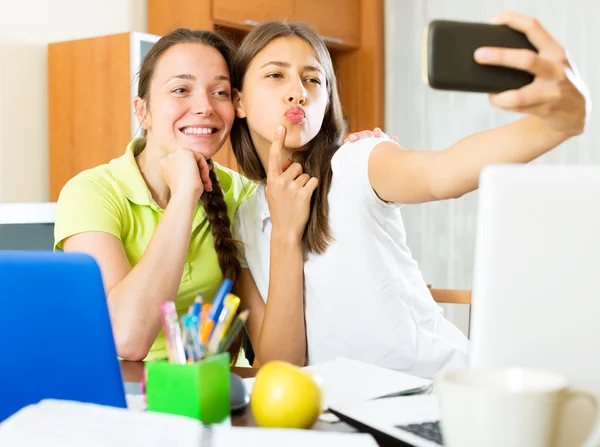 Chicas tomando una foto selfie —  Fotos de Stock