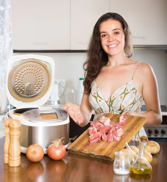 Žena, vaření s elektrickou multicooker — Stock fotografie