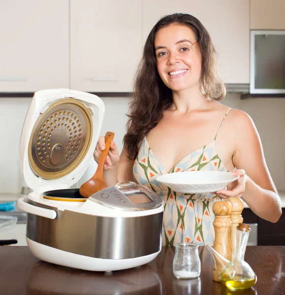 Girl memasak dengan multicooker rumah tangga baru — Stok Foto