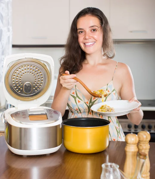 Dona de casa cozinhar com fogão multi — Fotografia de Stock
