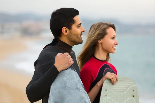 Sahilde sörf tahtaları ile Çift — Stok fotoğraf