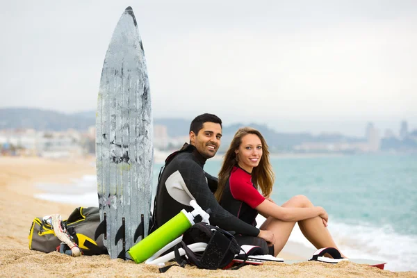 Glückliche Familie mit Surfbrettern — Stockfoto