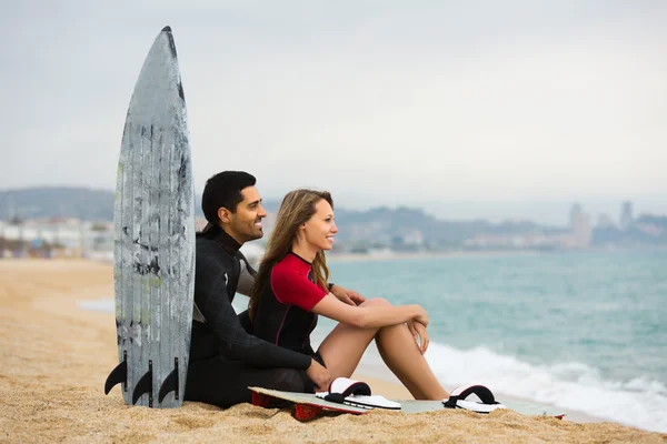 Surfer Paar am Strand — Stockfoto