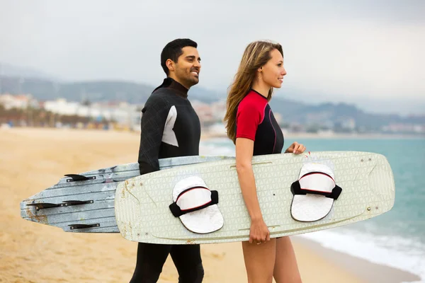 Familia feliz con tablas de surf — Foto de Stock