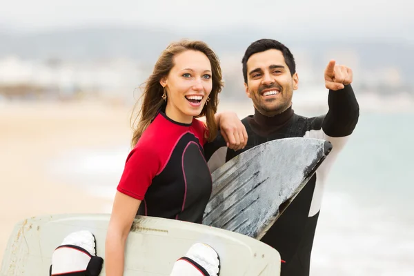 Pareja feliz con tablas de surf —  Fotos de Stock